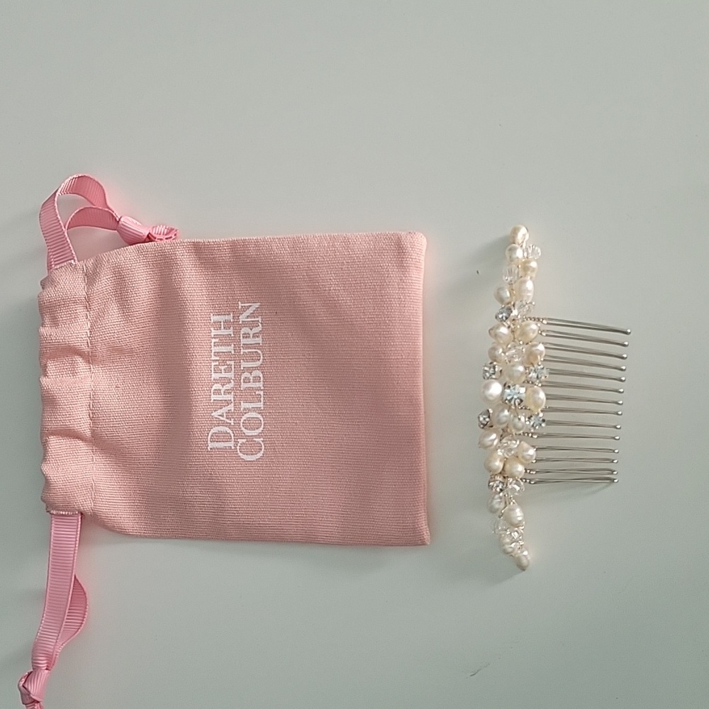 Pearl Hair Comb - Elegant White Accessory
